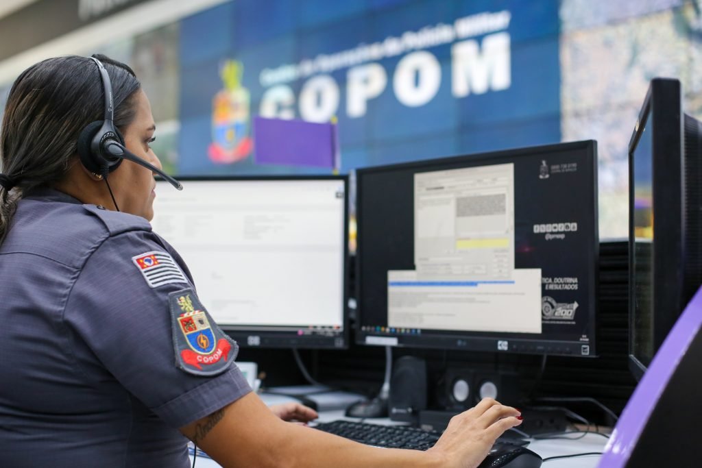 Polícia de SP reconhece sinal de socorro da janela de casa e ajuda mulher marroquina vítima de violência doméstica