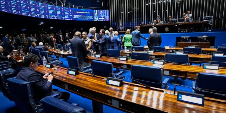 Fim da escala 6x1 volta ao debate no Senado nesta terça