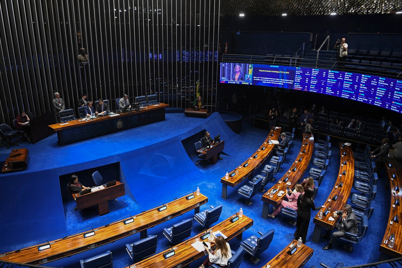 Senado deve votar nesta quarta PEC que acaba com a escala 6x1