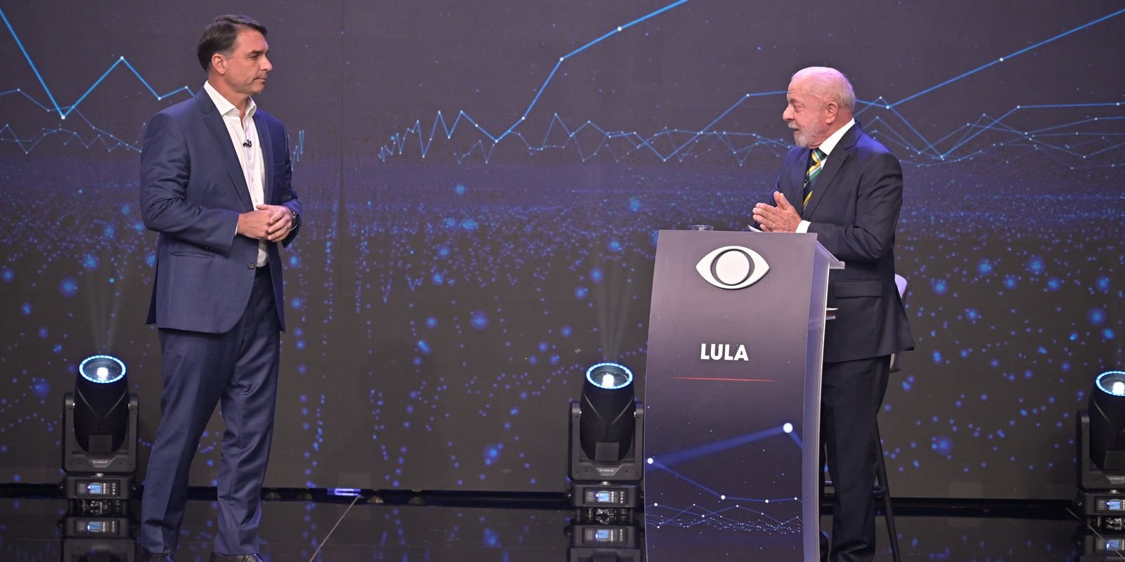 Lula aceita exigências de Flávio e marca troca de sigilos no TSE