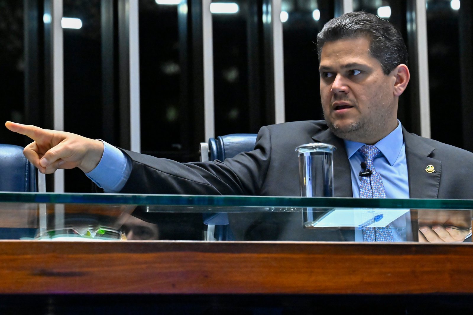 Davi Alcolumbre articula reeleição no Senado com Lula ou Flávio