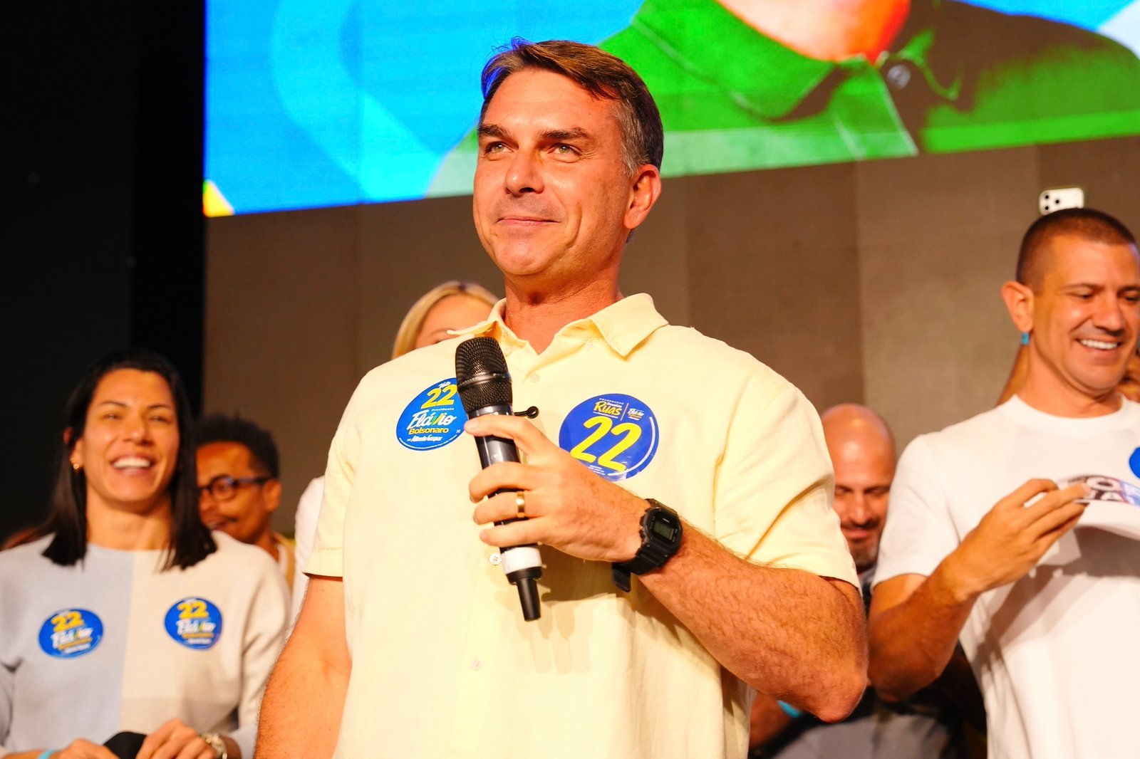 Flávio Bolsonaro se reúne com prefeitos de SP e orienta campanha nas cidades: 'Não podemos baixar a guarda'