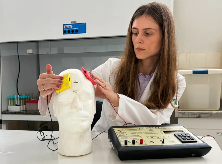 Estimulação cerebral aliada à educação nutricional reduz desejo por comida em mulheres com obesidade, mostra estudo