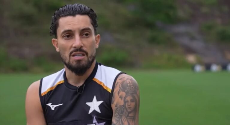Alex Telles explica como bola parada virou trunfo e diversifica gols pelo Botafogo em 2026: "Não tenho gol feio"