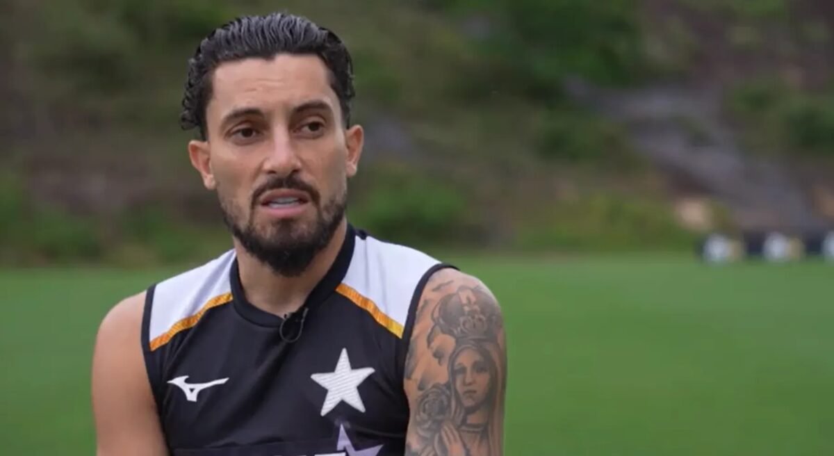 Alex Telles explica como bola parada virou trunfo e diversifica gols pelo Botafogo em 2026: "Não tenho gol feio"