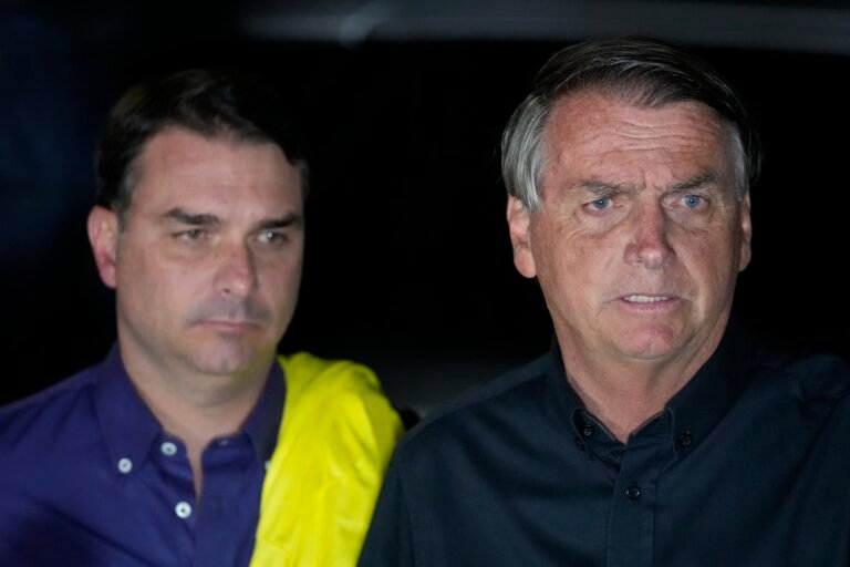 Moraes autoriza retomada de visitas de Flávio ao ex-presidente Jair Bolsonaro