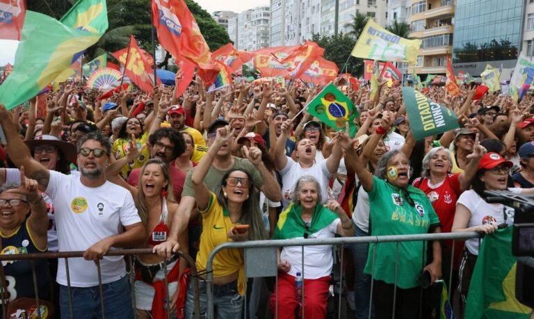 Ato em apoio à democracia e a Lula reúne milhares no Rio e Brasília