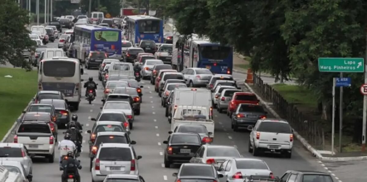 Carro por R$ 5 mil vale a pena? Mecânicos alertam para o "barato que sai caro"