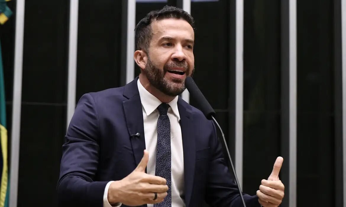 Deputado André Janones é internado com arritmia em São Paulo