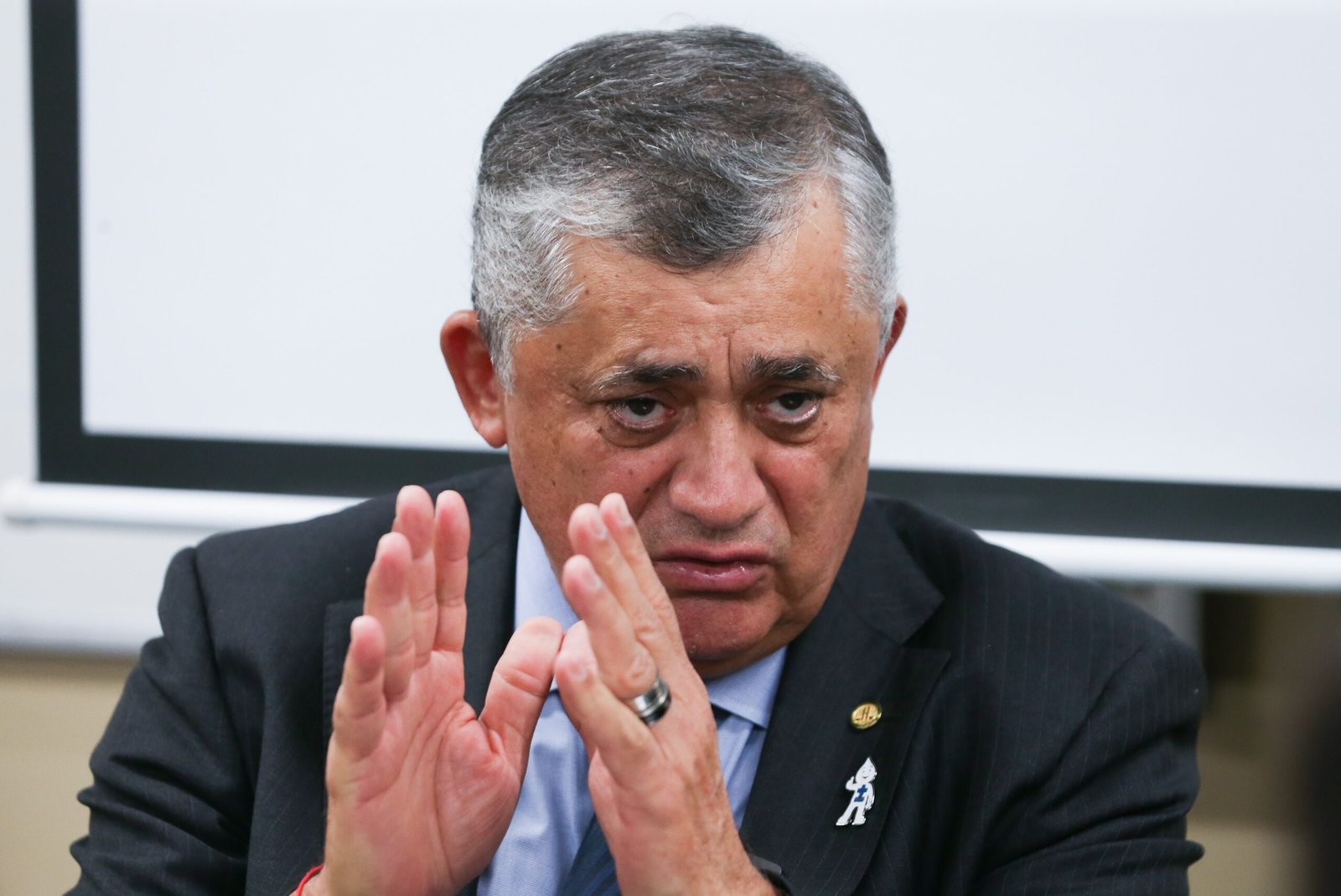 Desentendimento no PT ajudou a adiar votação da PEC da Segurança, diz José Guimarães