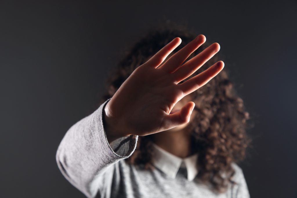 Conheça o gesto silencioso que pode ajudar mulheres a pedir socorro em situações de violência