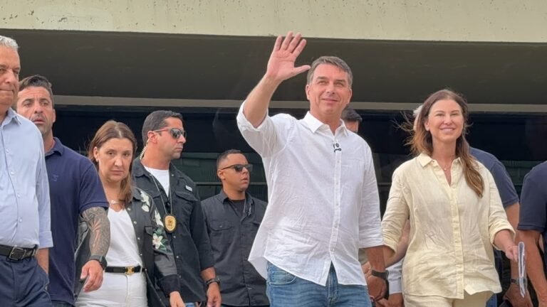 Flávio comemora liberação para visitas a Jair Bolsonaro e diz que se encontrará com o pai nesta terça