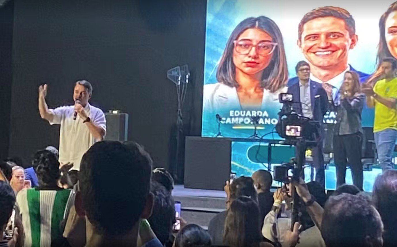 Flávio Bolsonaro se reúne com influencers em SP