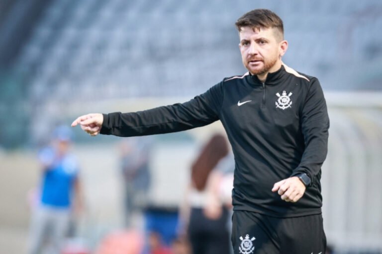 Títulos, inspiração no Brasfoot e aproveitamento de 59%: conheça o técnico que comanda o Corinthians no Dérbi