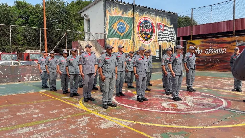 Bombeiros de SP enfrentam acesso difícil para combater incêndios em áreas atingidas pelo fogo no Amazonas