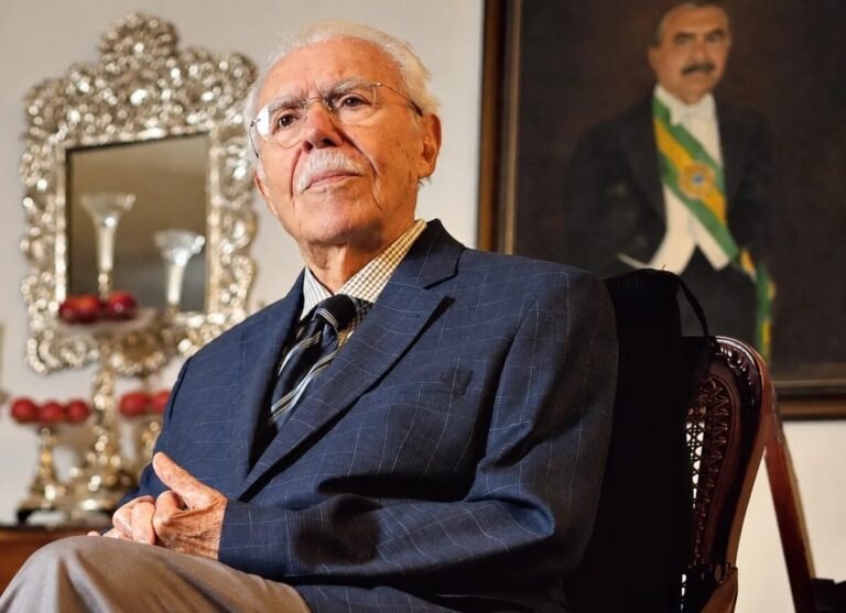 José Sarney recebe alta após cirurgia abdominal e nove dias de internação em São Luís