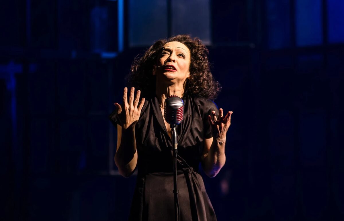 Laila Garin é fenômeno em cena como Edith Piaf com atuação sobrenatural que equilibra drama e música na corda bamba da vida da cantora francesa