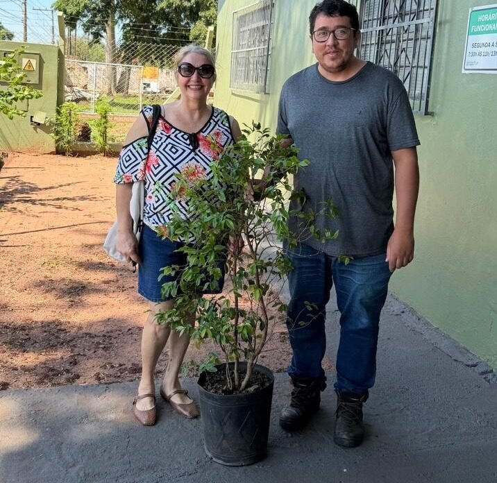 Meio Ambiente realiza doação de muda frutífera para formação de pomar urbano