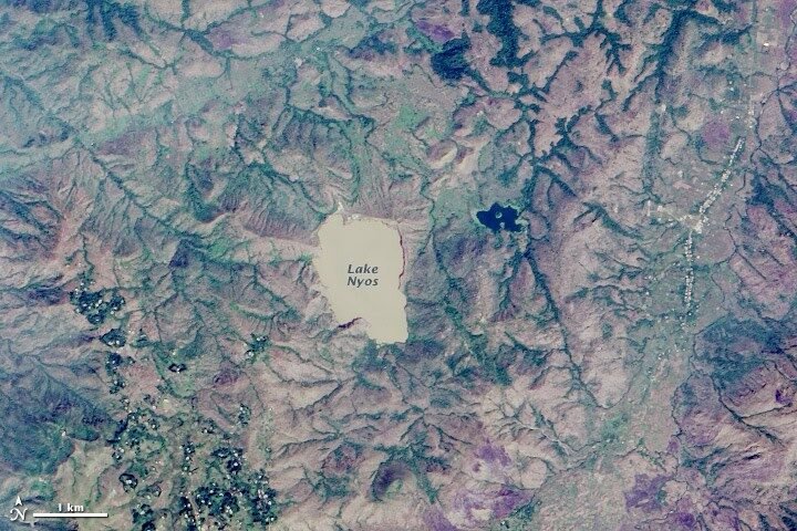 O dia em que o gás sufocante liberado do fundo de um lago matou mais de 1.700 pessoas 