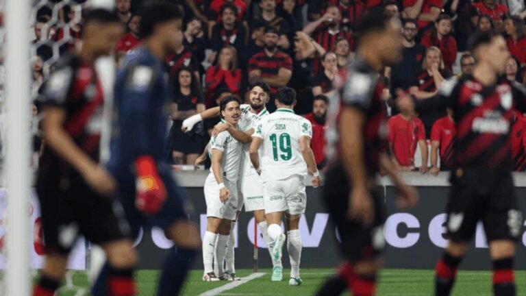 Palmeiras vence Athletico-PR com um a menos e assume a liderança
