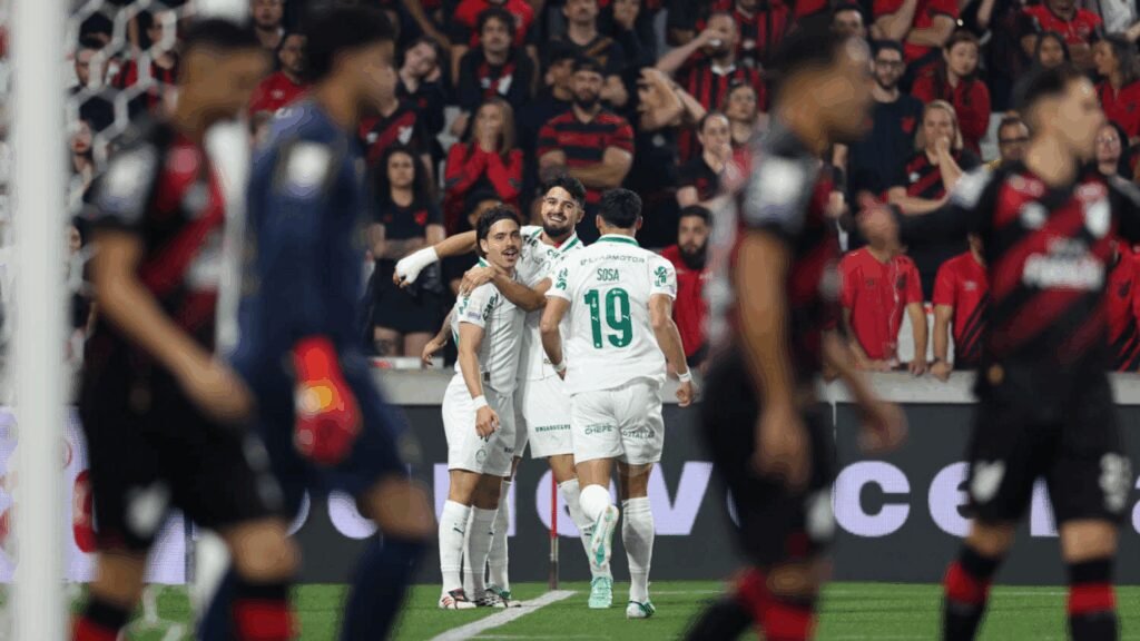 Palmeiras vence Athletico-PR com um a menos e assume a liderança