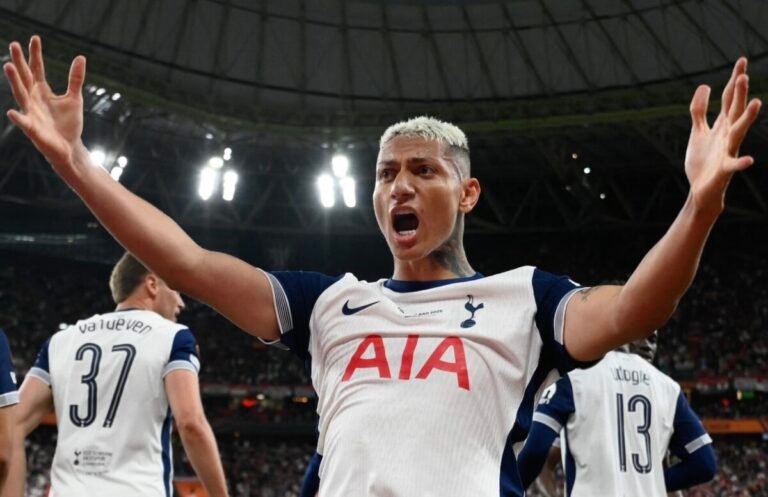Tottenham reduz pedida por Richarlison e atrai turcos